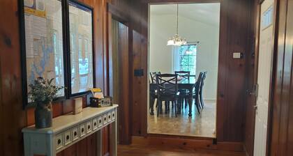 1/4 mile from Holly Creek Marina-2700 sq ft split level cottage
Walkout basement