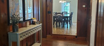 1/4 mile from Holly Creek Marina-2700 sq ft split level cottage
Walkout basement