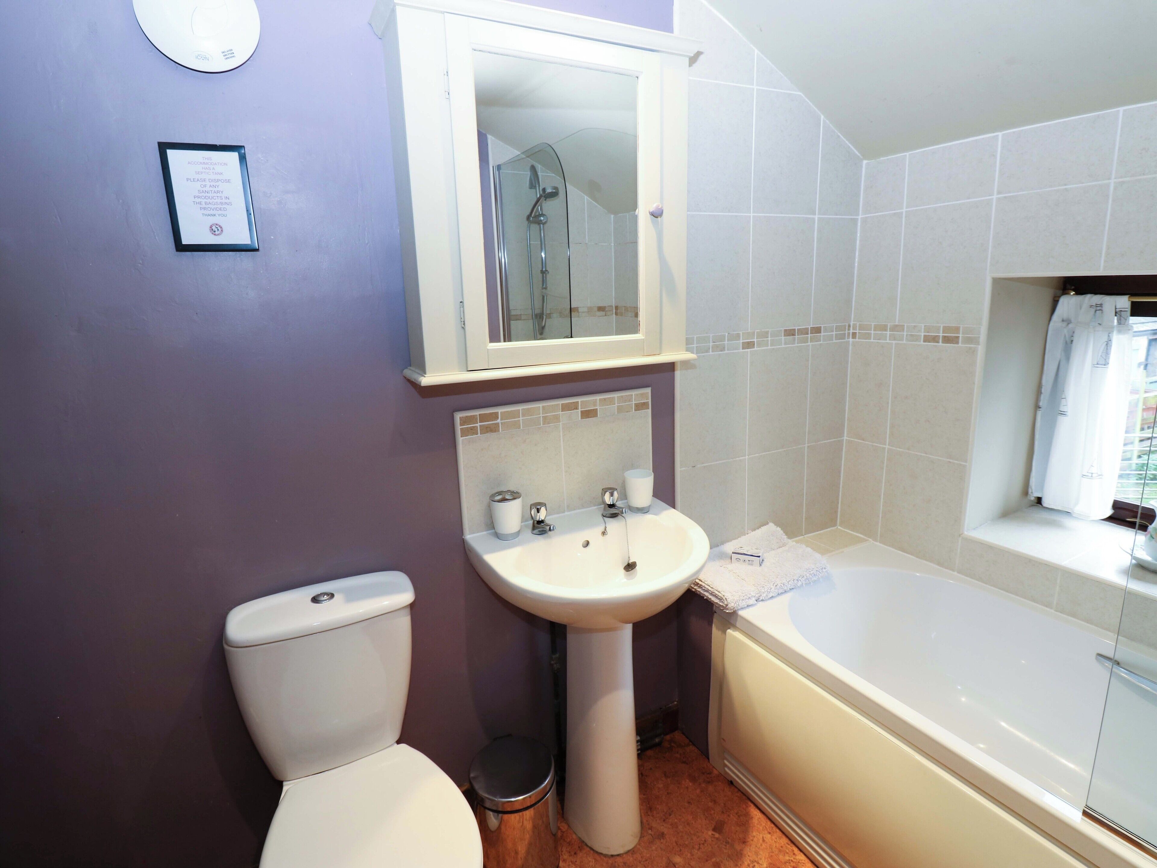Ein Badezimmer mit Toilette, Waschbecken und Badewanne.