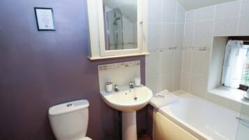 Ein Badezimmer mit Toilette, Waschbecken und Badewanne.