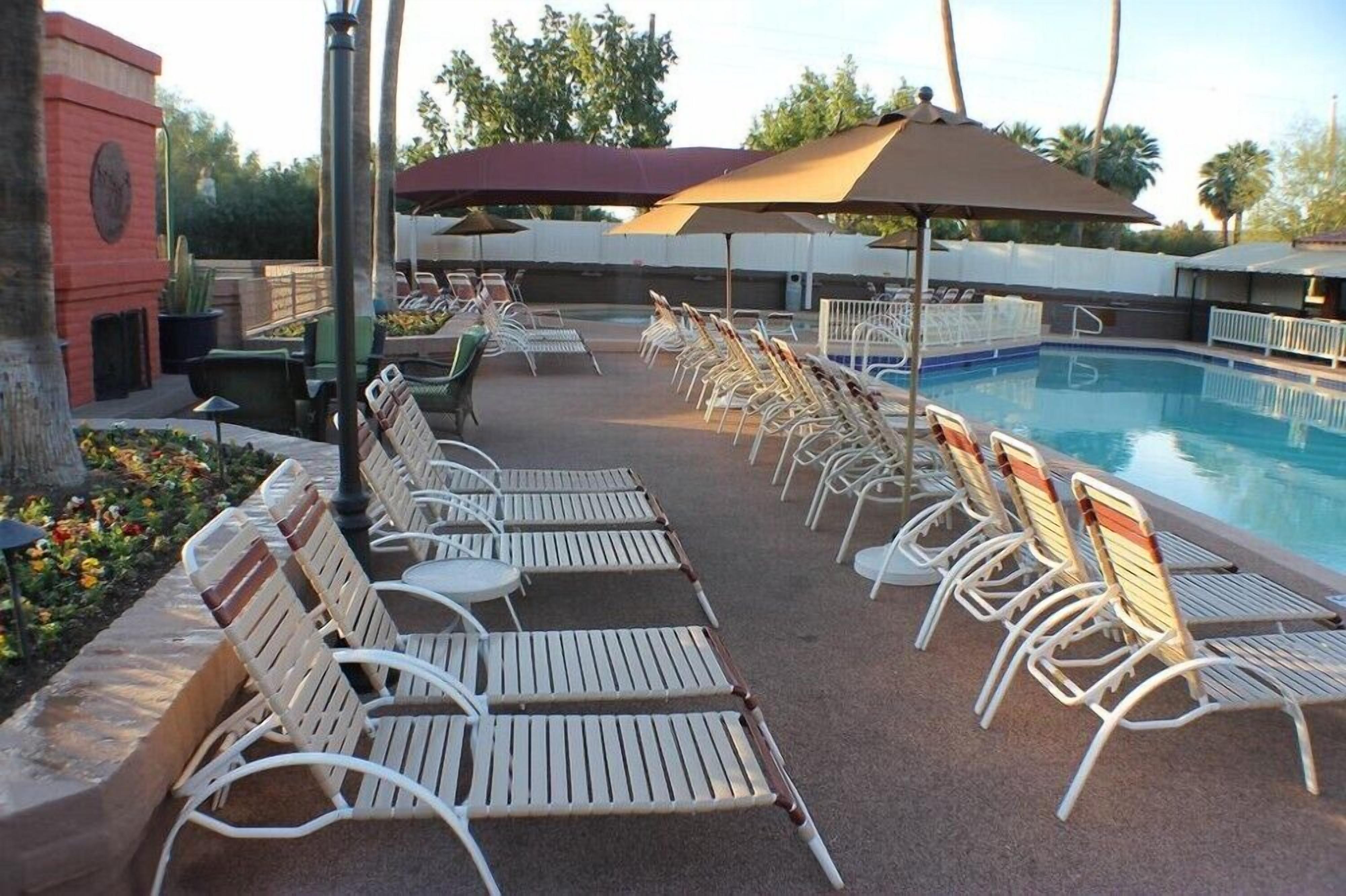 Inviting 2BR Condo with Outdoor Pool Bar at Scottsdale