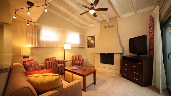 Televisión y chimenea 