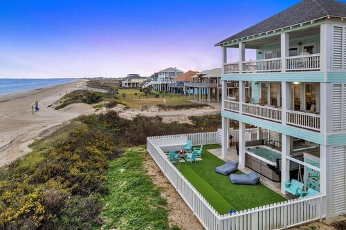 Beachfront Retreat with SwimSpa | Putt-Putt | Fire Pit | Sleeps 16