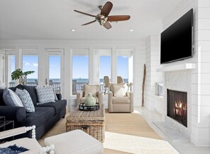 Smart TV, libros y estéreo 