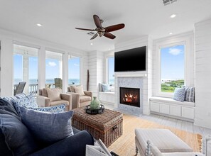 Smart-TV, bøker og stereoanlegg