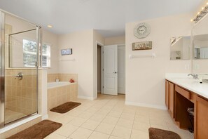 Bathtub, hair dryer, towels - Valhalla Shire-Beautiful 5 bed private villa close to ChampionsGate and Disney! (Four Corners)