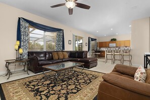 Fernseher, Tischfußball, Tischtennisplatte