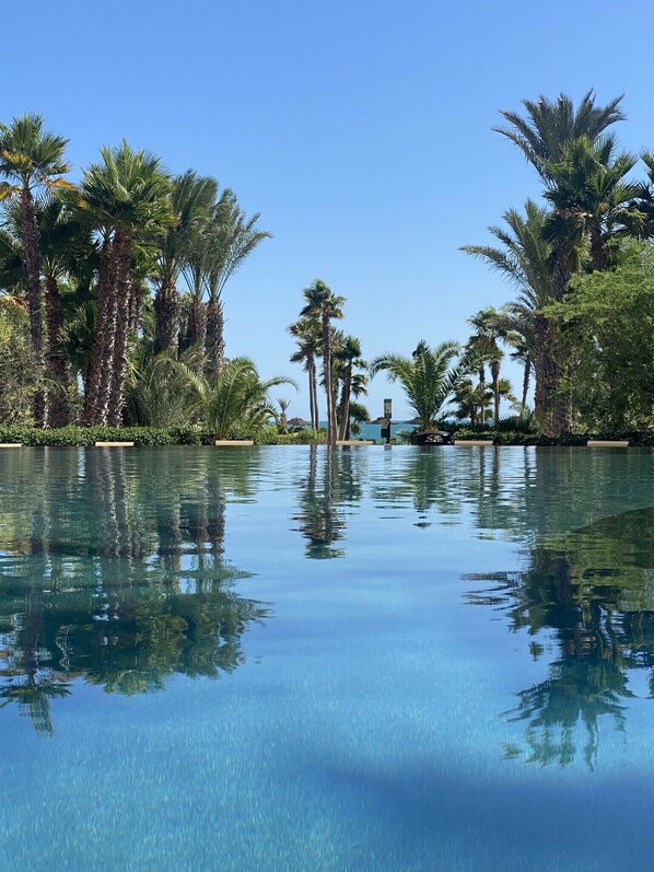 Alberca al aire libre y alberca climatizada