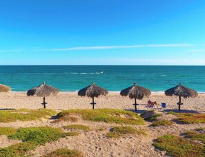 En la playa, camastros y toallas de playa 
