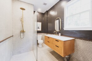 Douche, séchoir à cheveux, serviettes fournies, savon