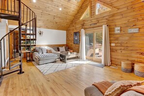 Smart TV - Elegant log chalet w/hot tub sitting on 36 private acres (South Gibson)