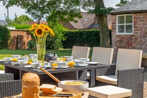 Outdoor dining - Manor House, Beeford, Yorkshire Coast (Beeford)