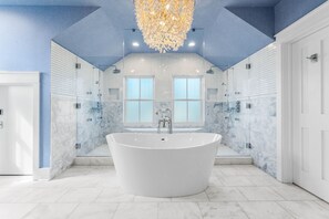 Badewanne, Haartrockner, Handtücher