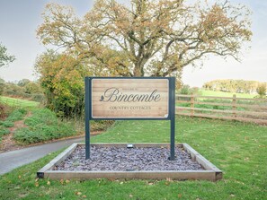 Ein Willkommensschild für die Bincombe Country Cottages.
