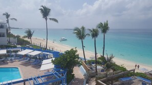 In Strandnähe, Liegestühle, Strandtücher