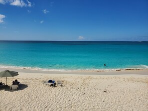 In Strandnähe, Liegestühle, Strandtücher