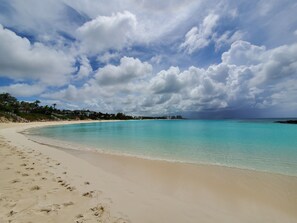 Vlak bij het strand, ligstoelen aan het strand, strandlakens