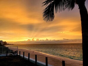 Vlak bij het strand, ligstoelen aan het strand, strandlakens