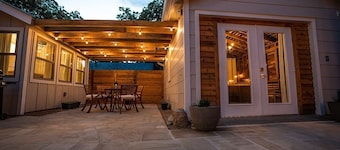 The Grape Escape - Beautiful home with indoor hot tub blocks away from Main St.