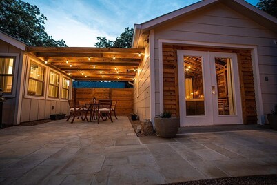 The Grape Escape - Beautiful home with indoor hot tub blocks away from Main St.