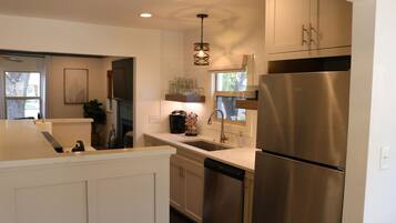 Réfrigérateur, micro-ondes, four, plaque de cuisson