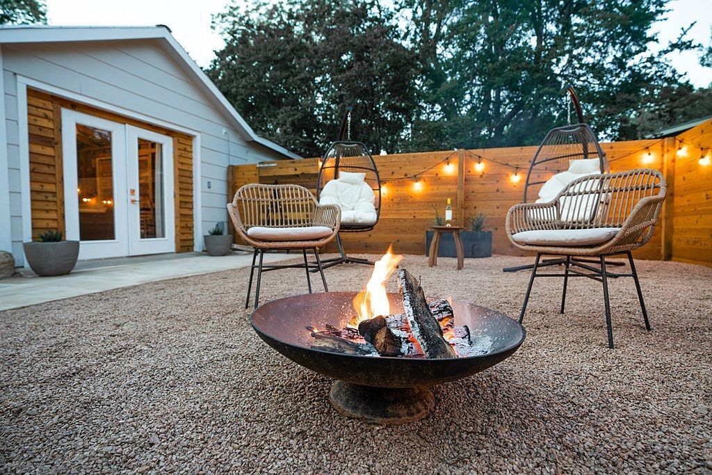 The Grape Escape - Beautiful home with indoor hot tub blocks away from Main St.
