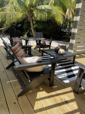 Outdoor dining - Island Paradise: Steps to Private Gulf Beaches, Pools, Hot Tub & Golf Cart ALL (Captiva)