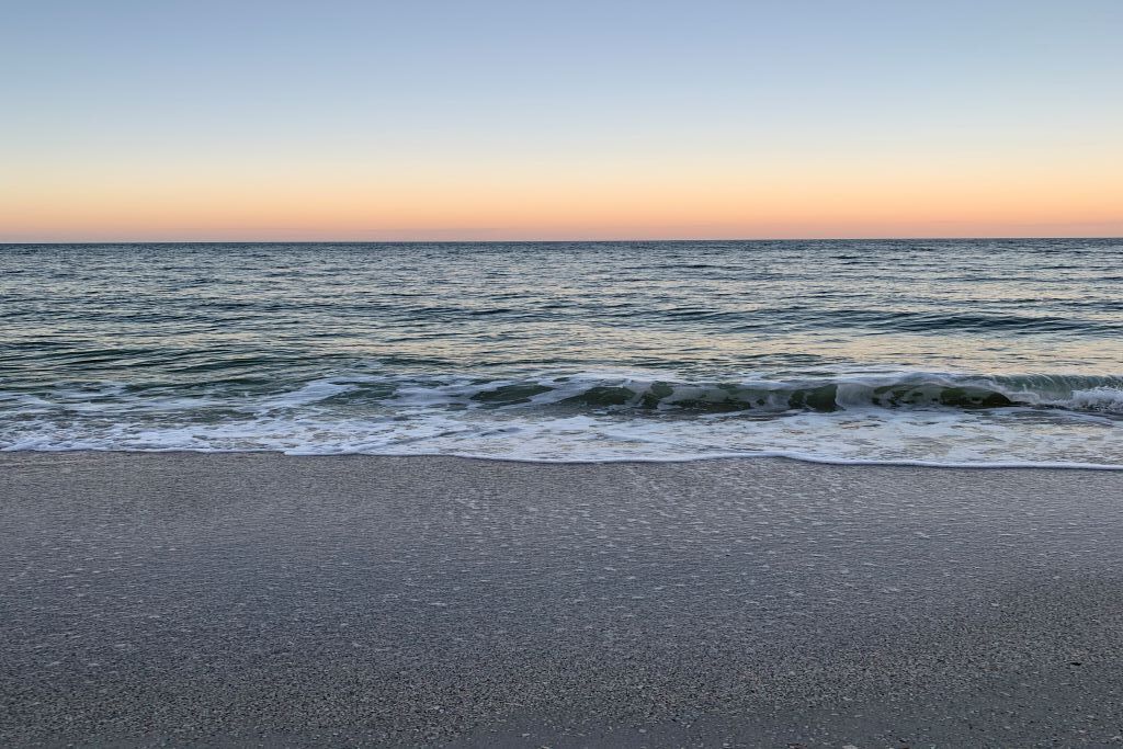 Beach nearby, sun-loungers, beach towels