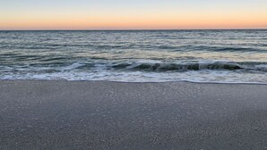 Una playa con olas que acarician suavemente la orilla.