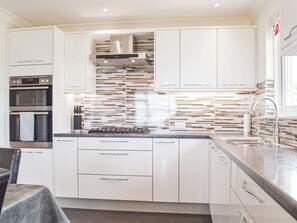 Dishwasher, high chair, freezer - 3 bedroom accommodation in Fishguard (Fishguard)