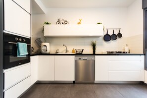 Kühlschrank, Mikrowelle, Ofen, Herdplatte