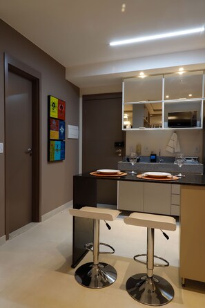 Kühlschrank, Mikrowelle, Herdplatte, Wasserkocher mit Kaffee-/Teezubehör