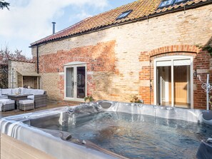 Terrace/patio - 4 bedroom accommodation in Dorrington, near Lincoln (Dorrington, near Lincoln)