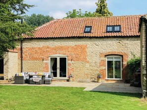 Terrace/patio - 4 bedroom accommodation in Dorrington, near Lincoln (Dorrington, near Lincoln)