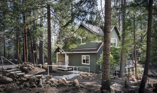 (11N) Margaret's at The Redwoods In Yosemite