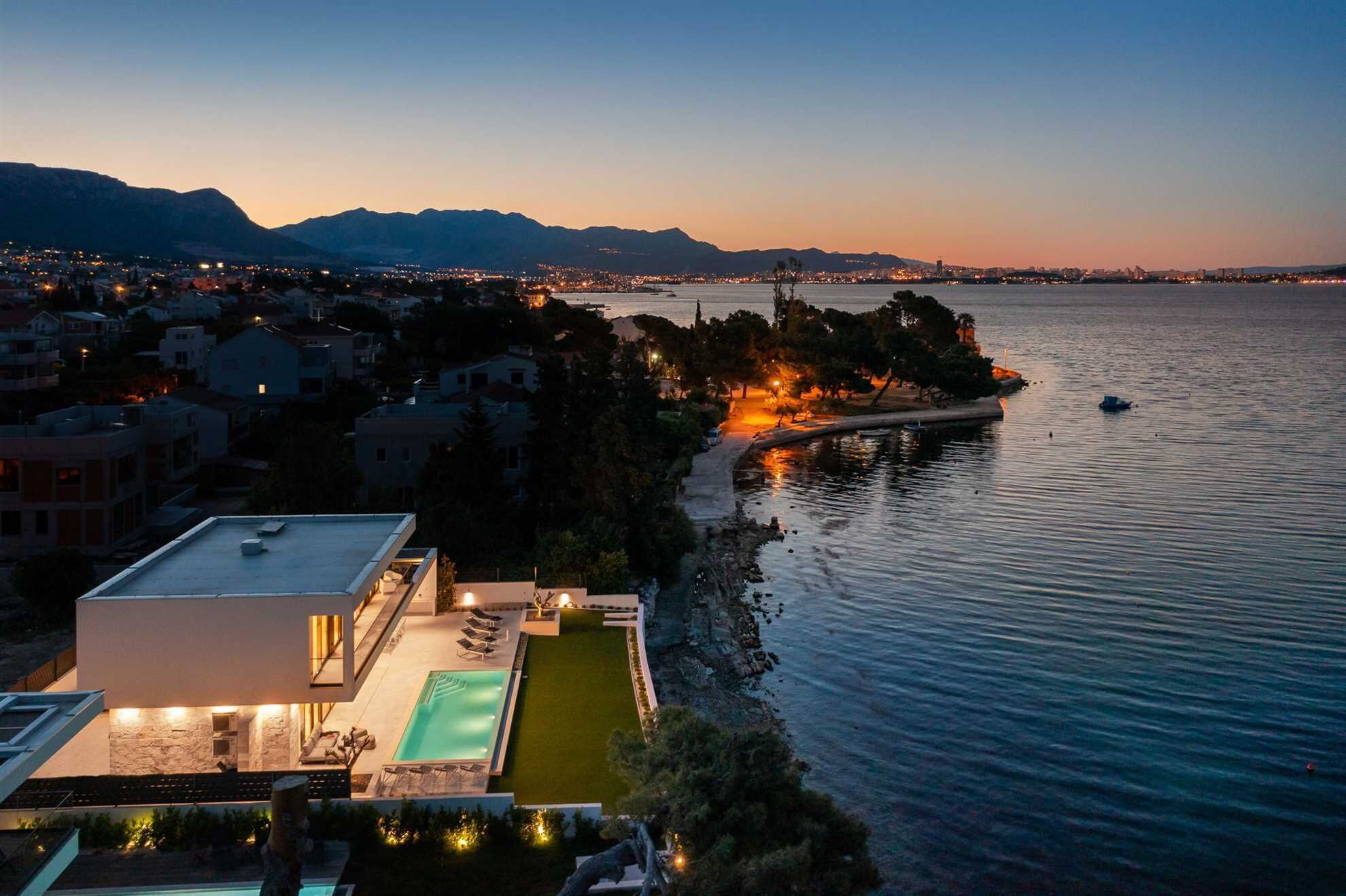 Un bâtiment moderne doté d’une piscine sur le toit et offrant une vue sur la mer.