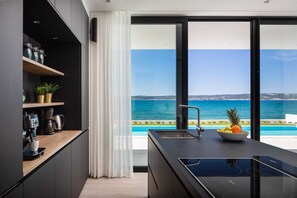 Fridge, microwave, oven, stovetop - Beachfront Villa The View with Pool (Kaštel Kambelovac)