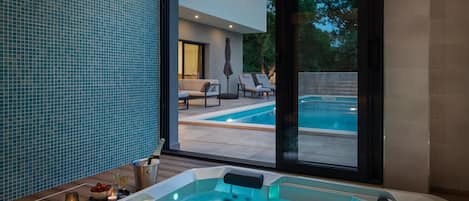 المنشأة من الداخل