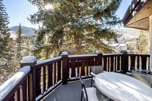Outdoor dining - 3/3  PENTHOUSE in Vail Village - INCLUDES Breakfast & Parking (Vail)
