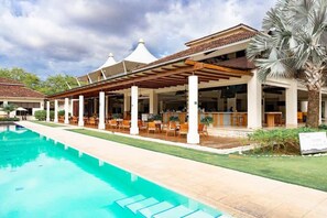 Un complexe hôtelier doté d’une piscine, d’un espace extérieur aménagé et d’un patio couvert.