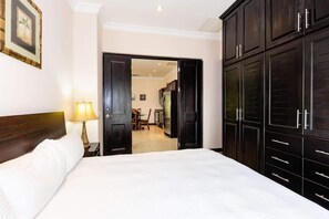 1 dormitori, planxa i posts de planxar i un bressol de viatge