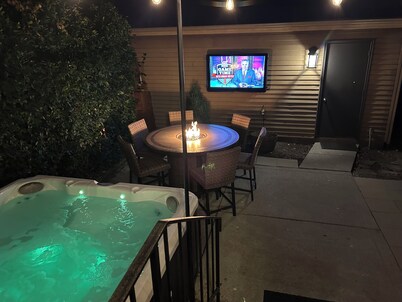 PRIME Location with Hot Tub, Pool Table and Sauna