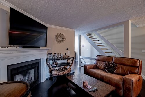 PRIME Location with Hot Tub, Pool Table and Sauna