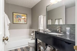 Bathtub, hair dryer, towels, soap - PRIME Location with Hot Tub, Pool Table and Sauna (Columbus)