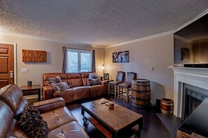 Smart TV, fireplace, stereo