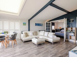 2 bedrooms, free WiFi, bed sheets - Norfolk Broads and Coast, The Beach House (Winterton on Sea)