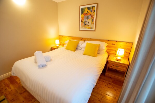 2 habitaciones, tabla de planchar con plancha y cuna de viaje 