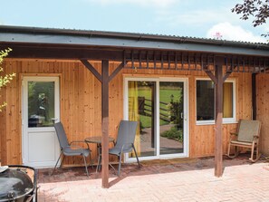 Outdoor dining - The Lodge at Forbury Cottage (Kimbolton, near Leominster)