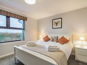 4 bedrooms, free WiFi, bed sheets, wheelchair access