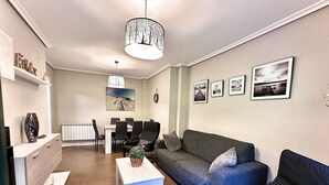 Una sala moderna con sofá, mesa de centro y comedor.